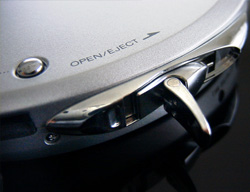 D-E01_eject_s.jpg (23384 �o�C�g)